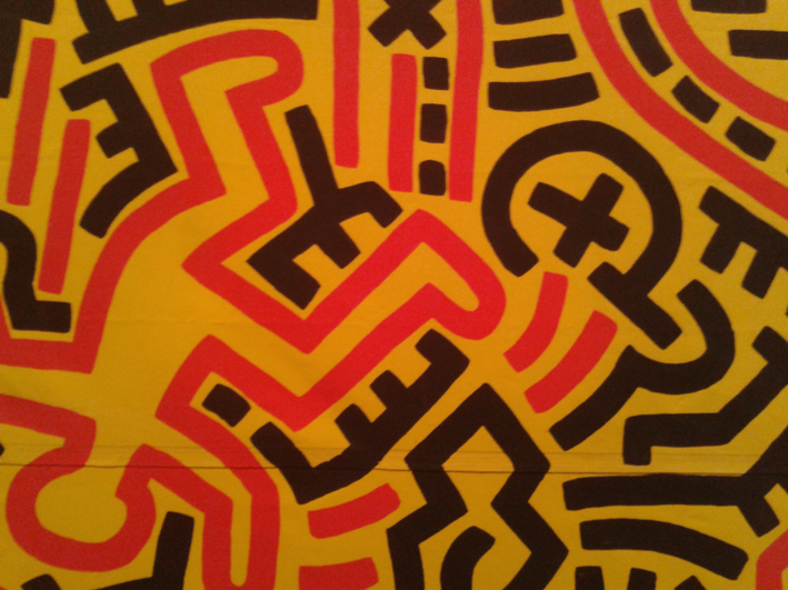 Zoom sur un détail d'une bache peinte par Keith Haring